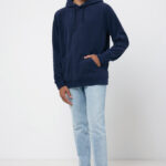 Homme portant un sweat bleu et jean clair
