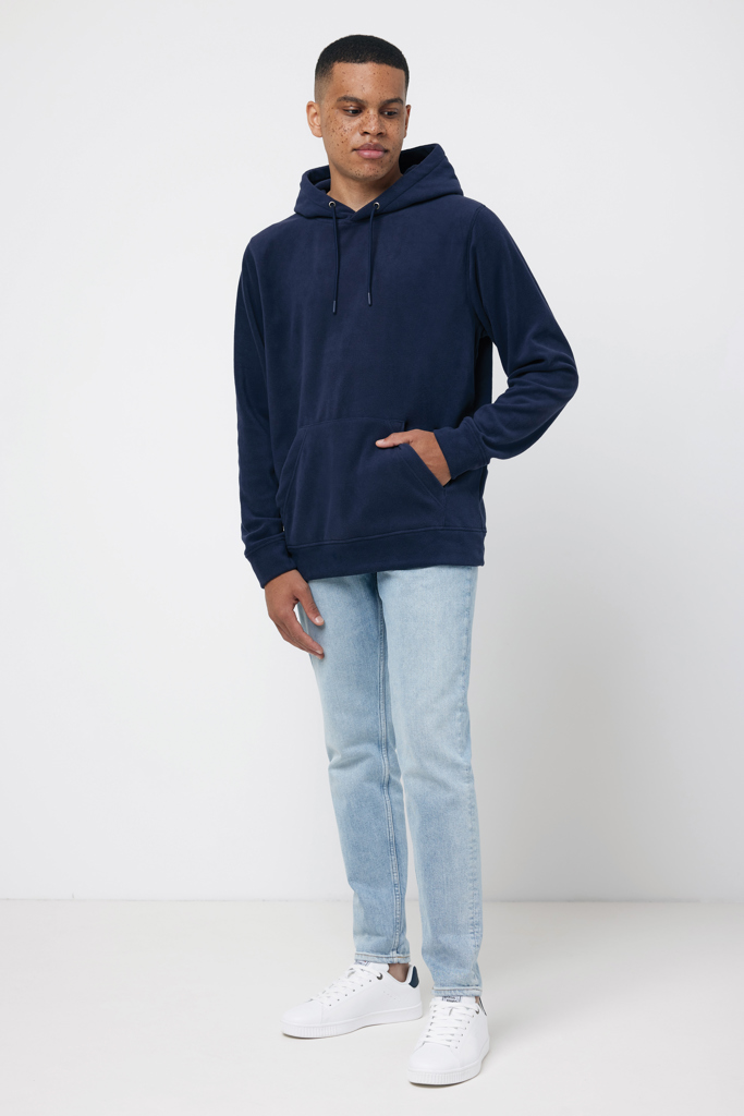 Homme portant un sweat bleu et jean clair