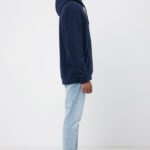 Homme portant un sweat à capuche bleu marine