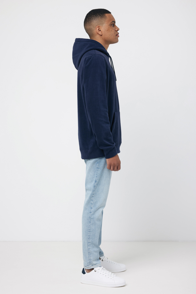 Homme portant un sweat à capuche bleu marine
