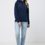 Femme portant un sweat à capuche bleu marine