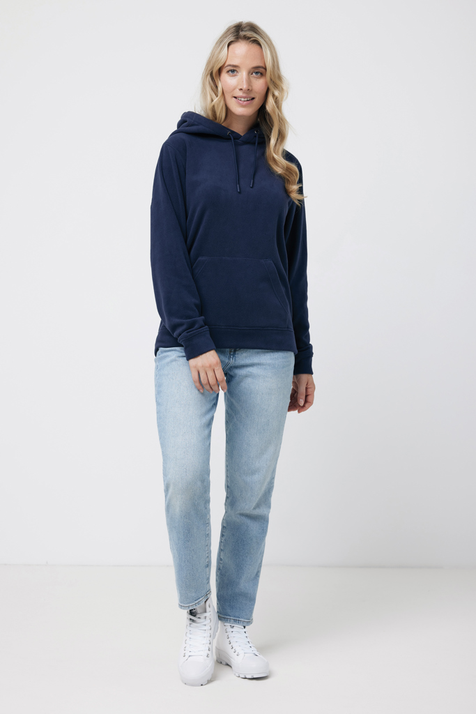 Femme portant un sweat à capuche bleu marine