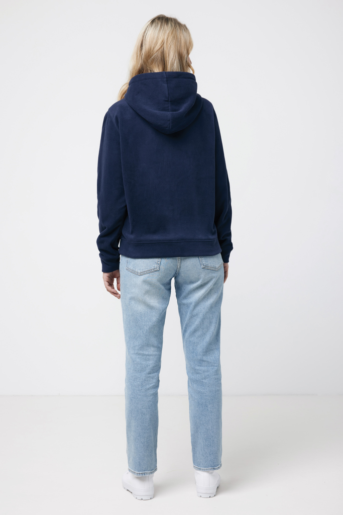 Personne portant un hoodie bleu et un jean clair.