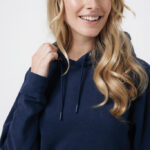 Femme souriante portant un sweat à capuche bleu
