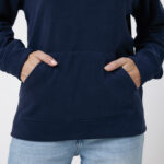 Femme portant un sweat bleu marine à capuche