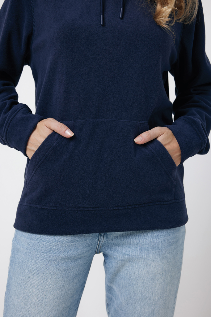 Femme portant un sweat bleu marine à capuche
