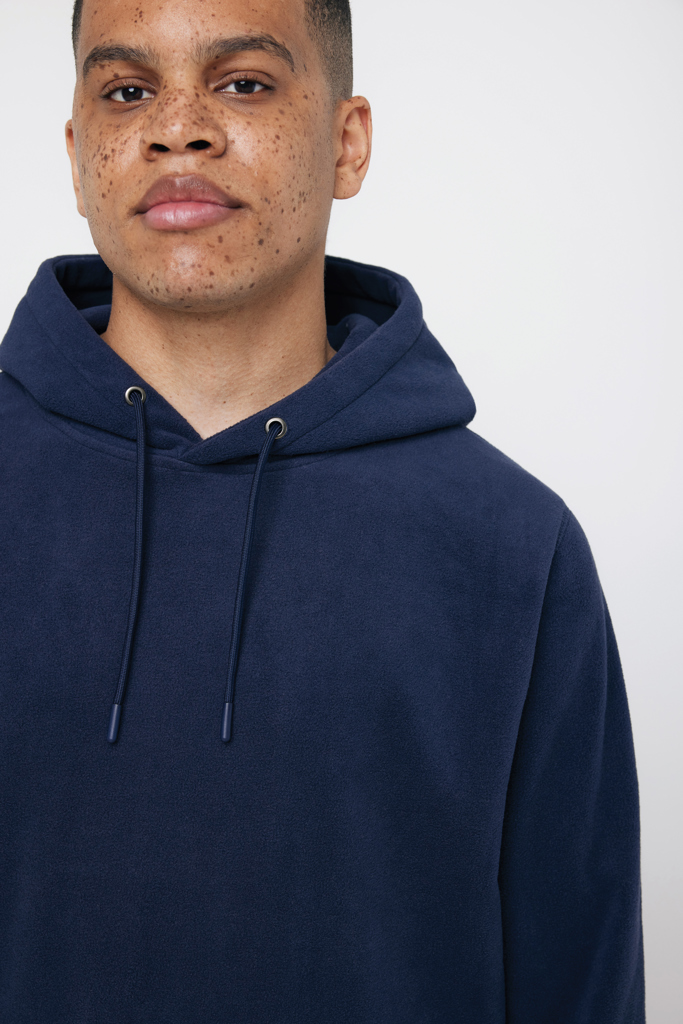 Personne portant un sweat à capuche bleu marine