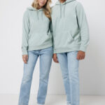 Deux personnes portent des sweats à capuche verts.