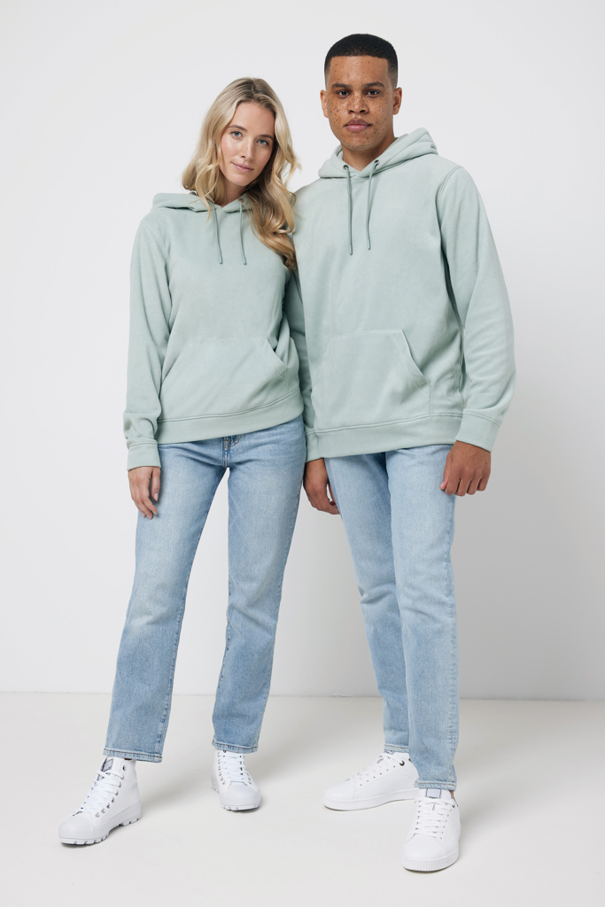 Deux personnes portent des sweats à capuche verts.