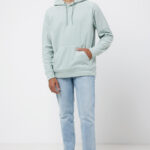Homme portant un sweat vert et jean clair