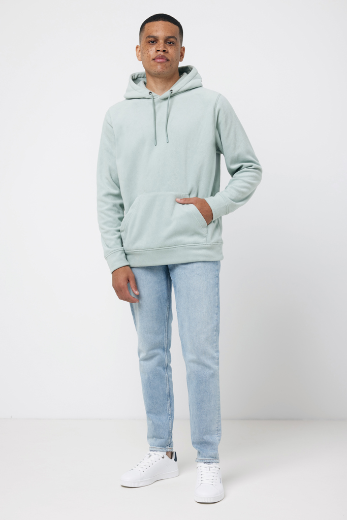 Homme portant un sweat vert et jean clair