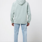 Homme portant un sweat à capuche vert clair