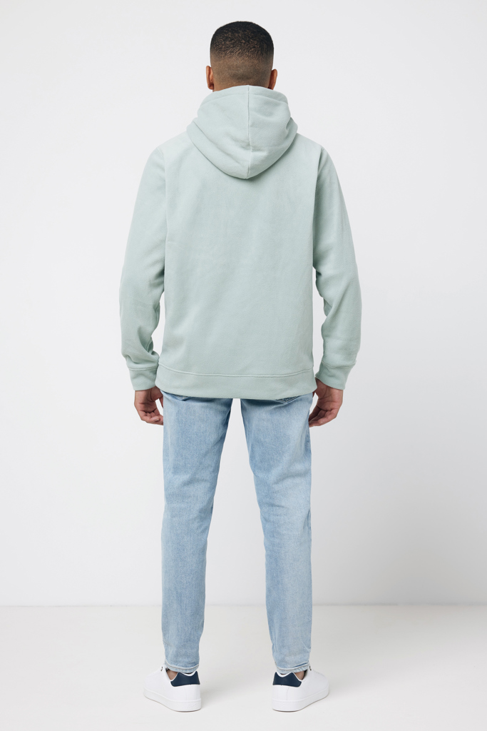 Homme portant un sweat à capuche vert clair