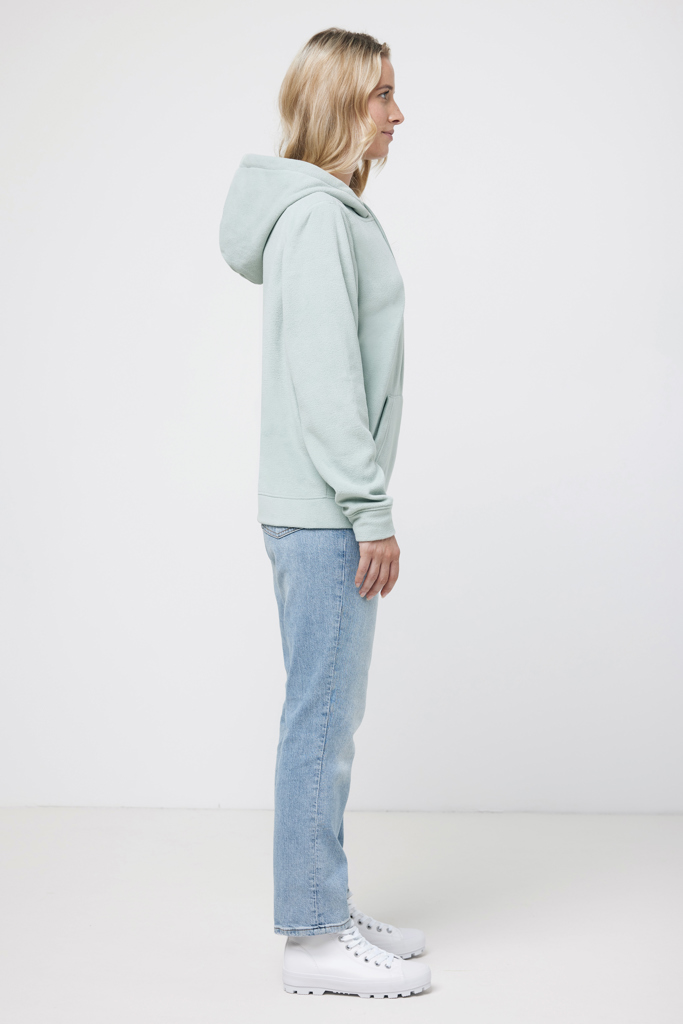 Personne portant un sweat à capuche vert menthe