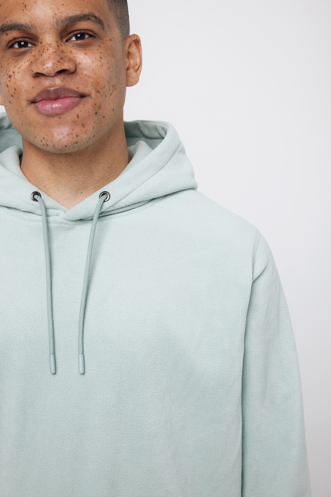 Personne portant un sweat à capuche vert clair