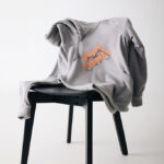 Sweat à capuche gris sur une chaise noire