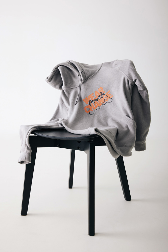 Sweat à capuche gris sur une chaise noire