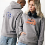 Personnes portant des sweats gris à capuche imprimés.
