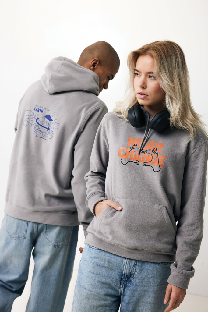Personnes portant des sweats gris à capuche imprimés.