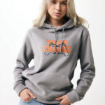 Femme portant un sweat gris à capuche.