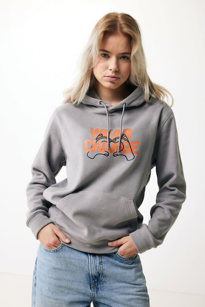 Femme portant un sweat gris à capuche.