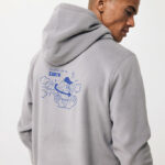 Homme portant un sweat gris à capuche illustré.