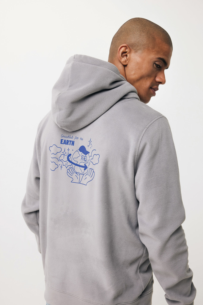 Homme portant un sweat gris à capuche illustré.