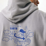 Homme portant un sweat gris motif Terre bleue.