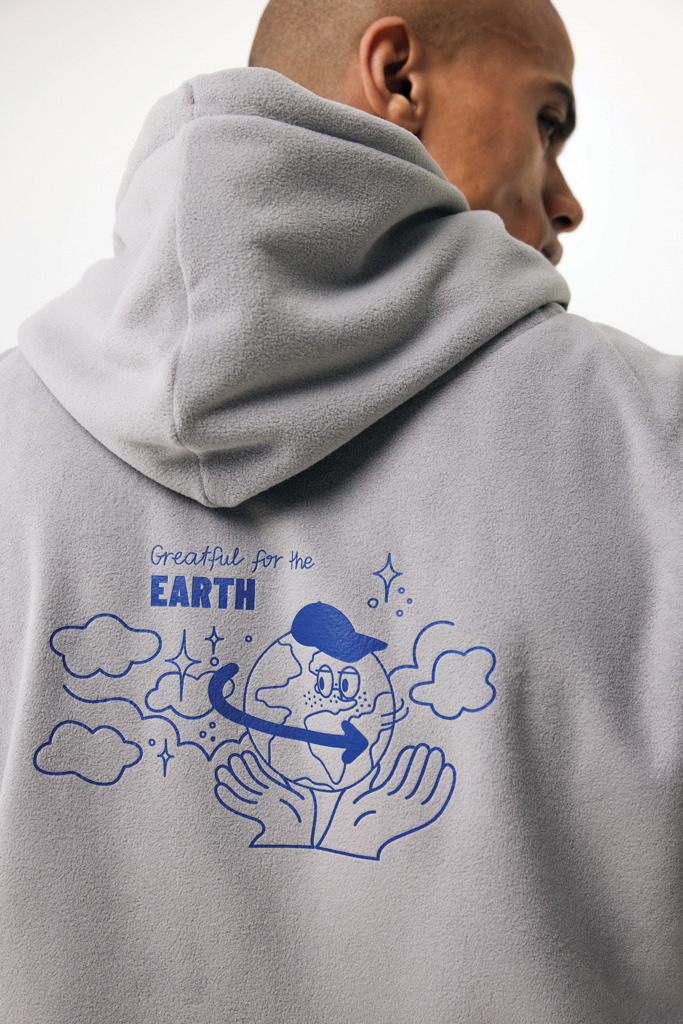 Homme portant un sweat gris motif Terre bleue.