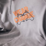 Sweat gris avec slogan WEAR CHANGE imprimé.