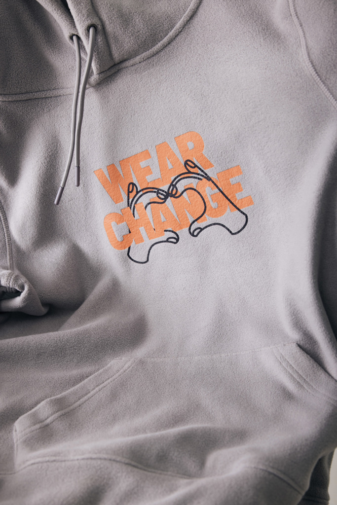 Sweat gris avec slogan WEAR CHANGE imprimé.