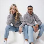 Deux personnes portent des sweats gris et jeans bleus