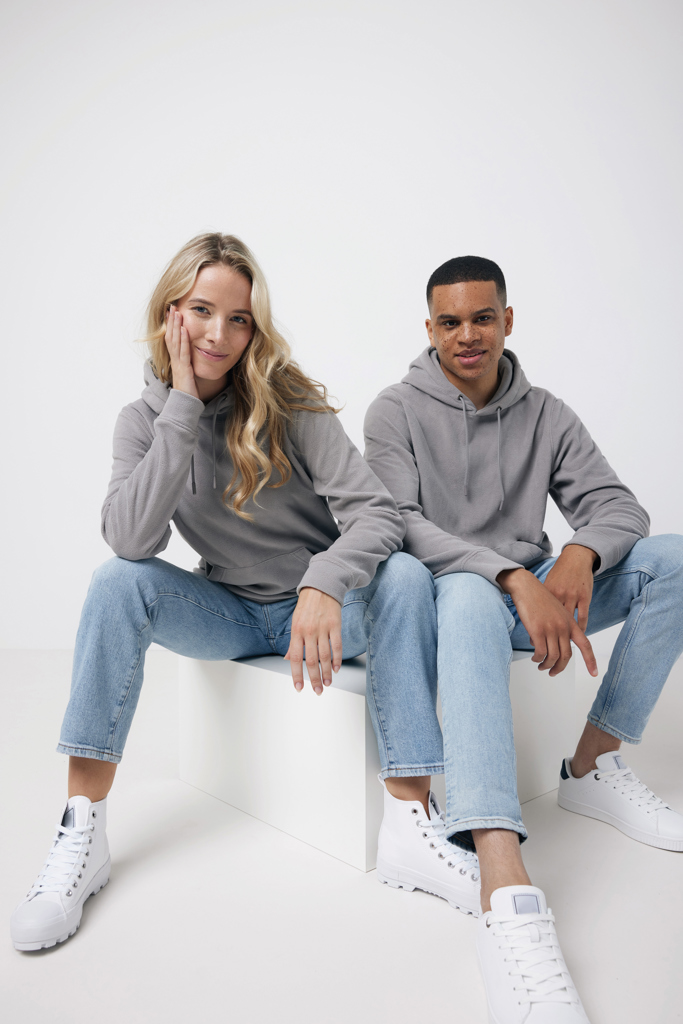 Deux personnes portent des sweats gris et jeans bleus