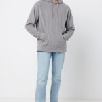 Homme portant un sweat gris et jean clair