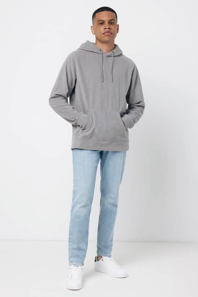 Homme portant un sweat gris et jean clair