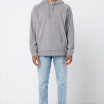 Homme portant un sweat gris et jean clair