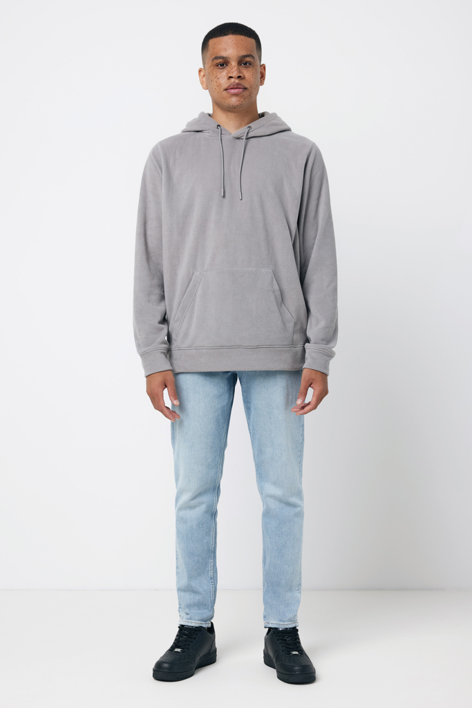 Homme portant un sweat gris et jean clair