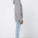 Homme portant un sweat gris et jean clair