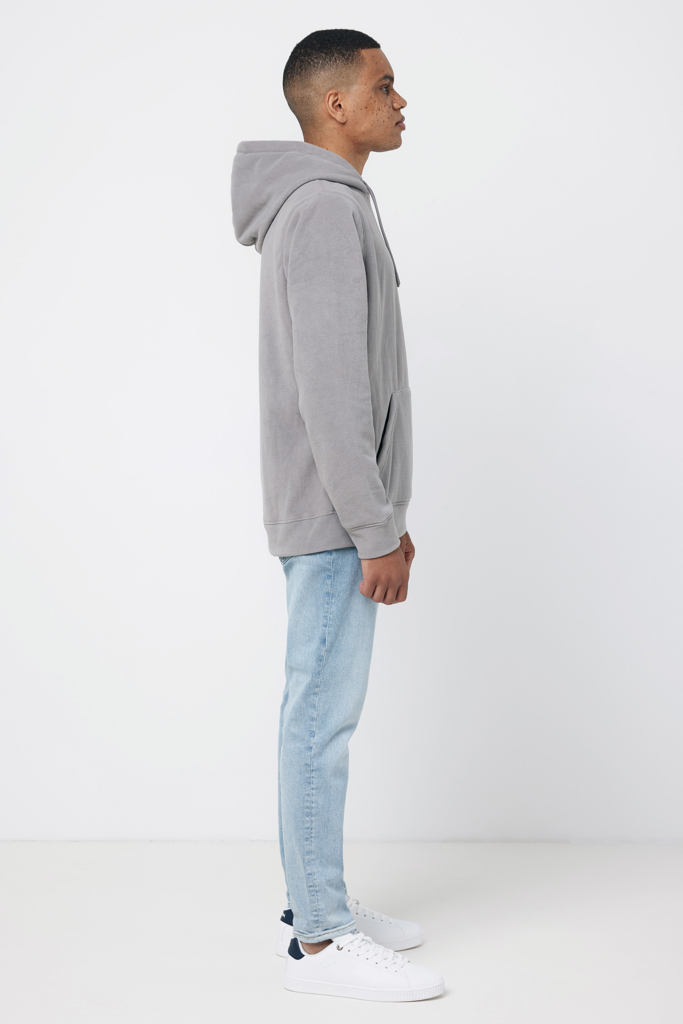 Homme portant un sweat gris et jean clair