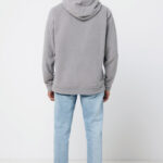 Homme portant hoodie gris et jean clair