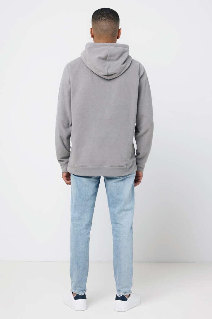 Homme portant hoodie gris et jean clair