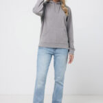 Femme portant un sweat gris et jean clair