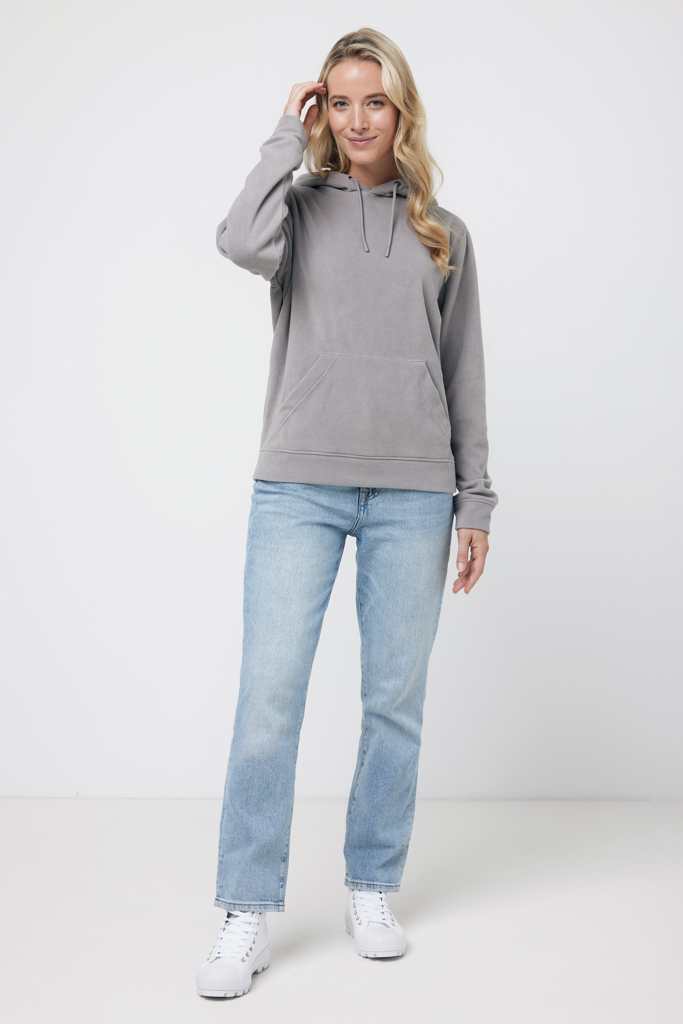 Femme portant un sweat gris et jean clair
