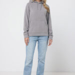 Femme portant un sweat gris et un jean clair