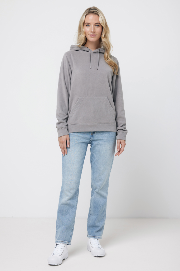 Femme portant un sweat gris et un jean clair
