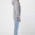 Personne portant un sweat gris et jean bleu.