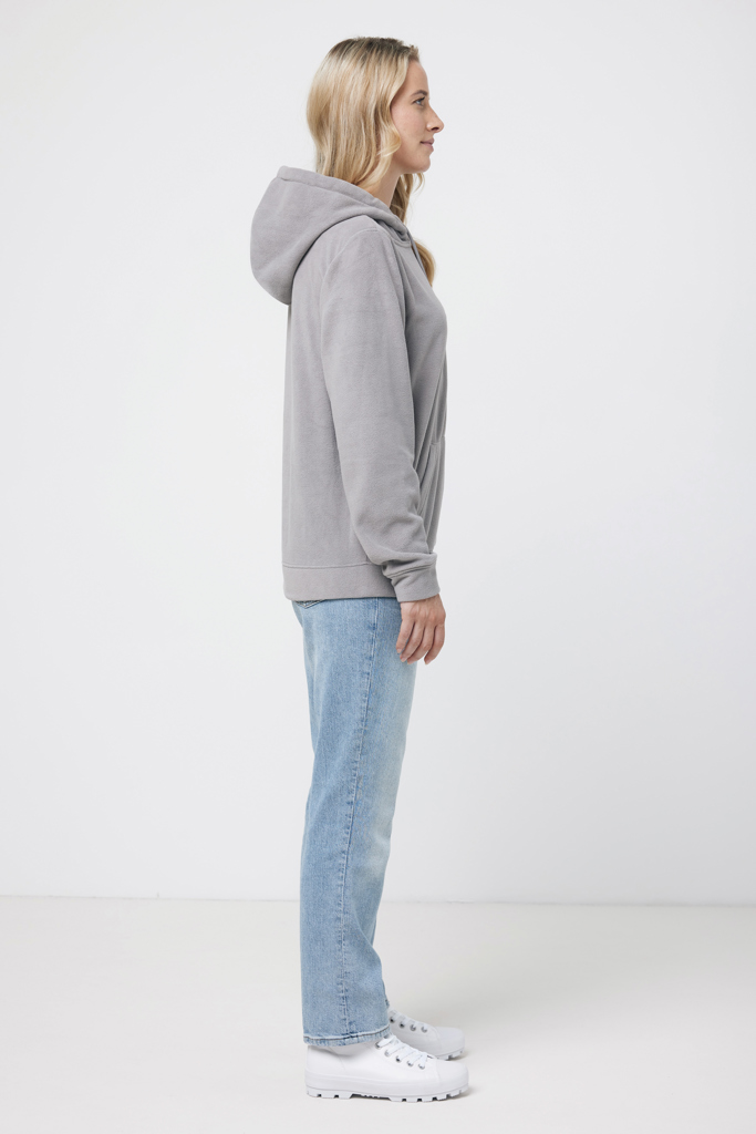 Personne portant un sweat gris et jean bleu.