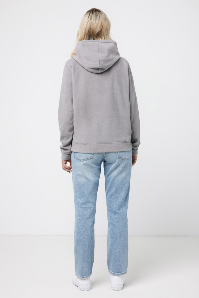 Personne portant un sweat gris et jean bleu