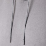 Sweat à capuche gris avec cordons.