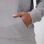 Main dans poche de sweat gris